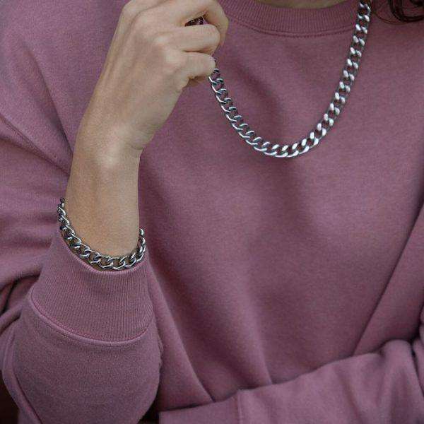 ragazza indossa bracciale acciaio inossidabile donna vestopazzo valkiria