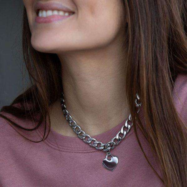 ragazza indossa collana acciaio inossidabile donna vestopazzo astrid