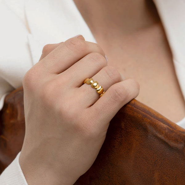 anello fascia cuori bombati acciaio placcato oro vestopazzo donna